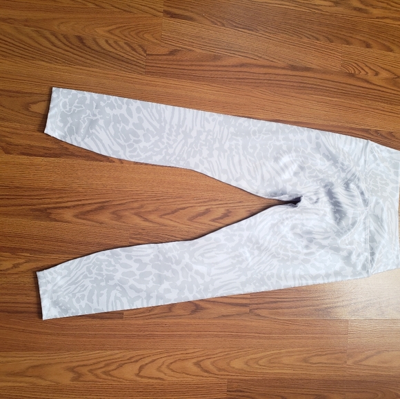 Good American sz 2 essentials Leopard foil crop leggings NWOT - Picture 4 of 6